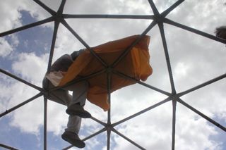 construção da tenda geodésica para o fesival Nazoombit em Salinas – Uruguai