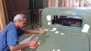 Um dos Grande restauradores de carros antigos, recuperando um ford 29, o único que vi por lá.