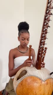 Layla tocando Kora 