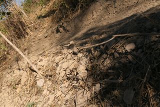 Construção de canteiros em nível  - detalhe da mureta que segura o nível