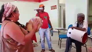 Coco da Mae Beth na oficina de radio na Escola MST Normandia