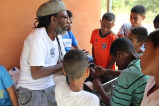 Crianças de Quilombo do Campinho recuperando computadores do telecentro