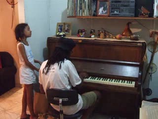 Layla e Tc cantando Muzak
